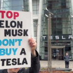 Usa, protesta contro Trump e Musk fuori da uno showroom Tesla a Boston