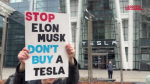 Usa, protesta contro Trump e Musk fuori da uno showroom Tesla a Boston