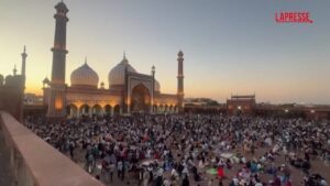 India, in centinaia alla moschea di Nuova Delhi per il via del Ramadan