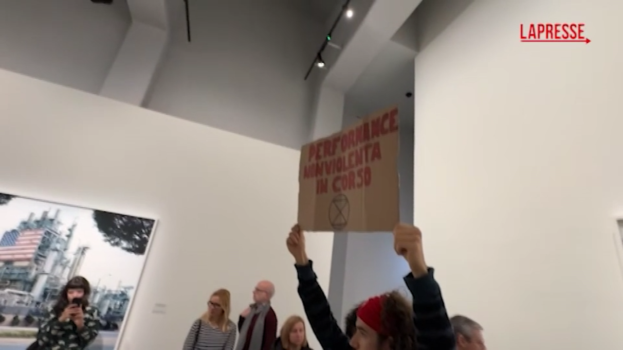 Torino, attivisti di Extinction Rebellion occupano sala in Gallerie d’Italia