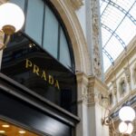 Prada, Bloomberg: “Vicini ad accordo per acquisizione Versace”