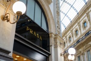 Prada, Bloomberg: “Vicini ad accordo per acquisizione Versace”