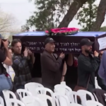 Israele, i funerali dell’ostaggio ucciso Itzhak Elgarat
