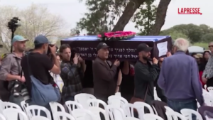 Israele, i funerali dell’ostaggio ucciso Itzhak Elgarat