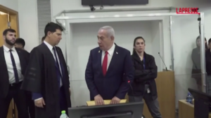 Israele, Netanyahu arriva in tribunale