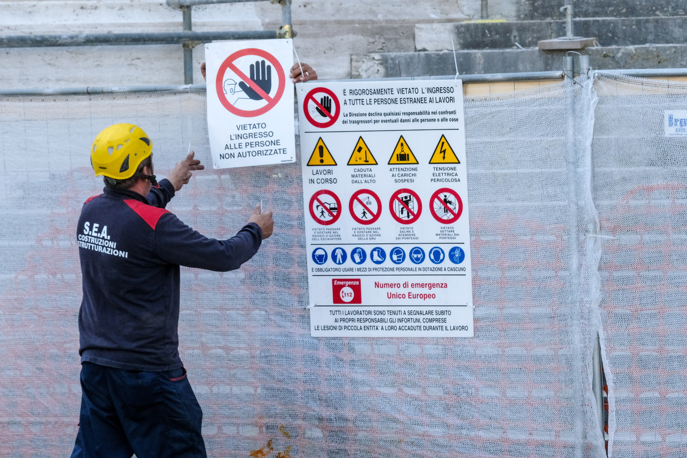 Incidenti lavoro, cade cancello su un dipendente: uomo muore vicino Roma