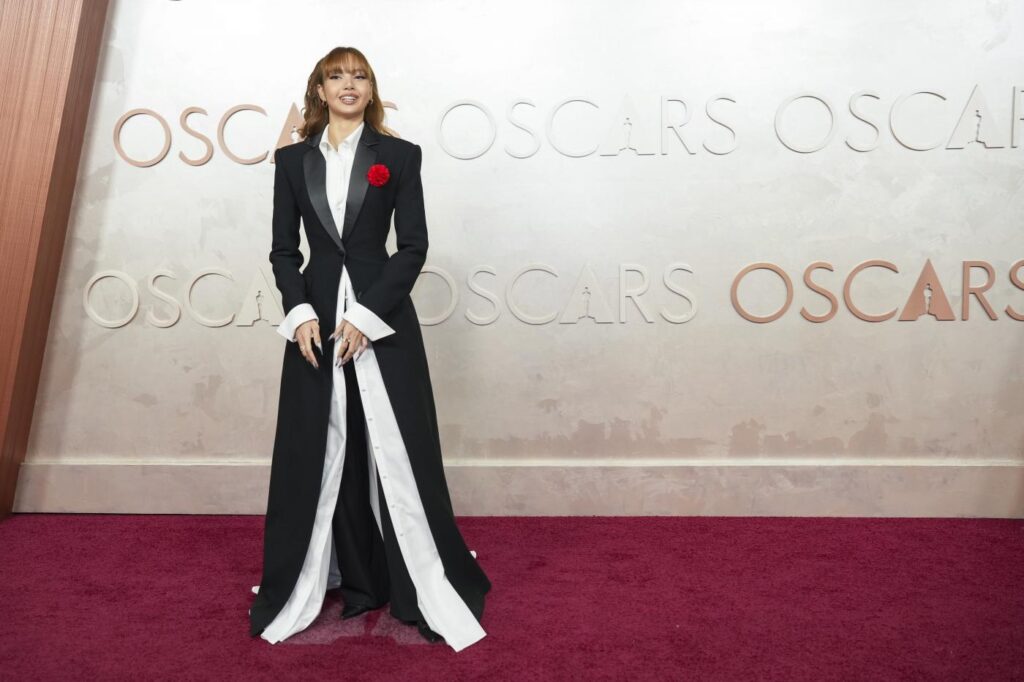 Galleria foto 'Oscar 2025, tutti i look del red carpet: da Zoe Saldana a Mickey Madison' - foto 17