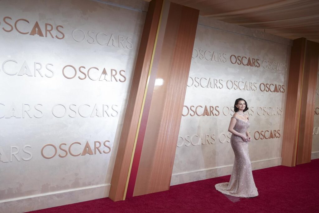 Galleria foto 'Oscar 2025, tutti i look del red carpet: da Zoe Saldana a Mickey Madison' - foto 10