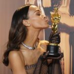 Oscar 2025, la commozione di Zoe Saldana: “Orgogliosa figlia di genitori immigrati”