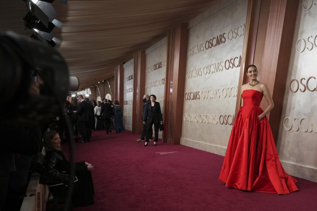 Galleria foto 'Oscar 2025, tutti i look del red carpet: da Zoe Saldana a Mickey Madison' - foto 24