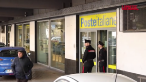 Napoli, banda del buco in azione all’ufficio postale: si parla di oltre 300mila euro in contanti