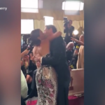 Oscar 2025, Halle Berry bacia Adrien Brody sul red carpet