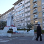 Papa Francesco, fedeli in preghiera davanti al Gemelli