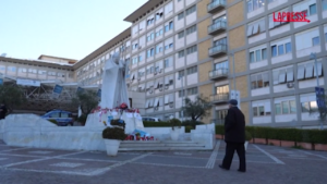 Papa Francesco, fedeli in preghiera davanti al Gemelli