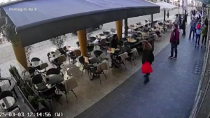 Mannheim, l’auto sfreccia a tutta velocità ripresa da una telecamera di sicurezza