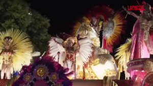 Brasile, le migliori scuole di samba sfilano al Sambodromo