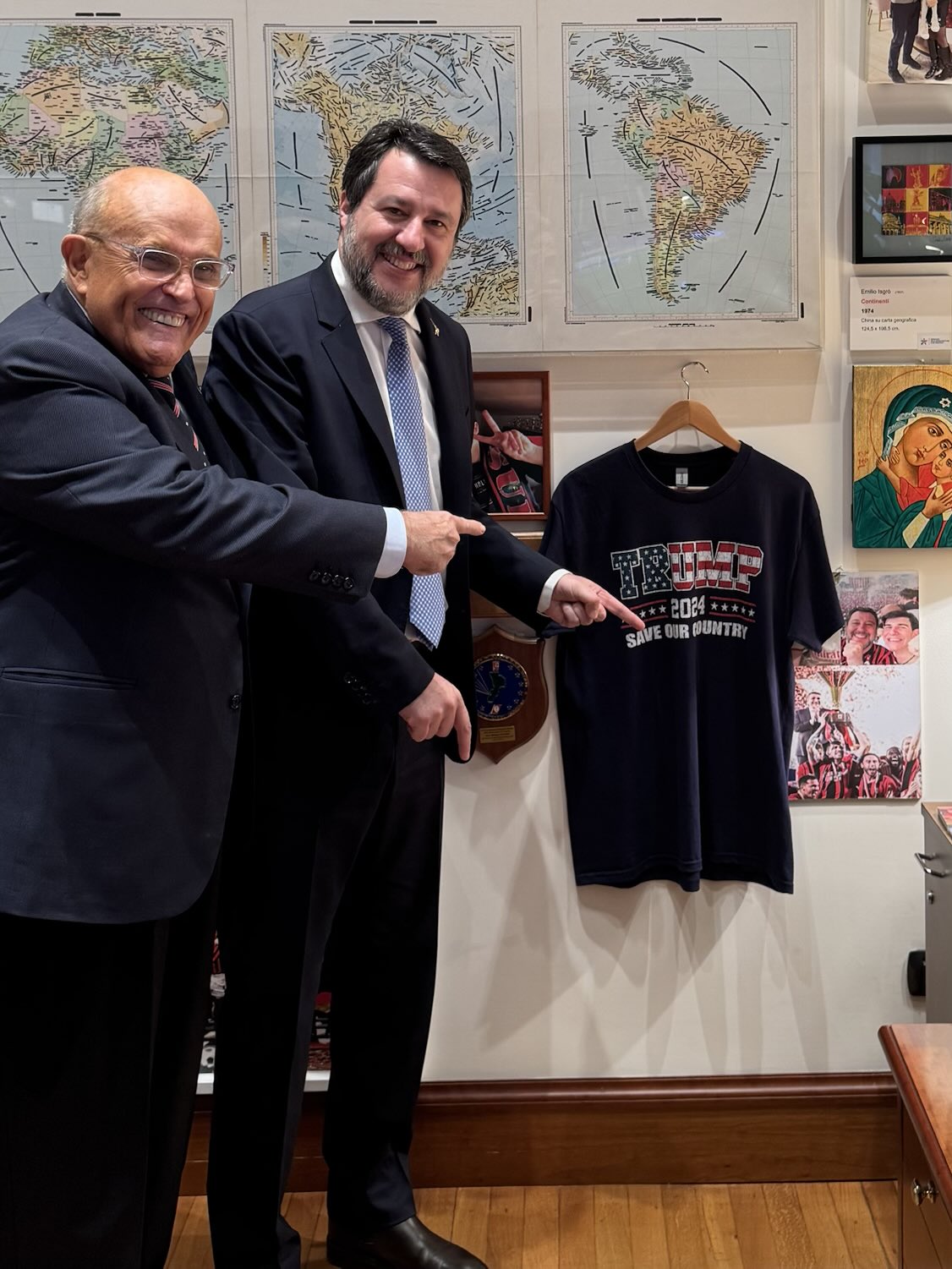 Usa, Rudy Giuliani posta foto nell’ufficio di Salvini con la maglia di Trump