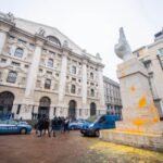 Milano, imbrattarono Dito di Cattelan: prosciolti attivisti climatici