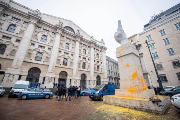 Milano, imbrattarono Dito di Cattelan: prosciolti attivisti climatici