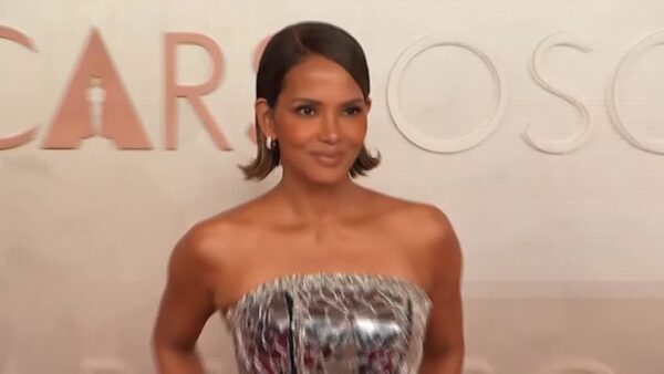 Oscar 2025, le star sul red carpet: da Halle Berry a Lily-Rose Depp, da Scarlett Johansson a Penelope Cruz