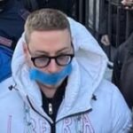 Gallarate, negata lezione educazione sessuale a pornoattore Max Felicitas: si incatena davanti a scuola