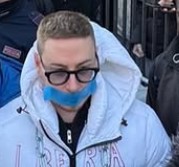Gallarate, negata lezione educazione sessuale a pornoattore Max Felicitas: si incatena davanti a scuola