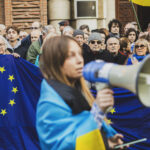 Ucraina, Trump sospende aiuti militari. Zelensky: “Pronti a tregua in terra e in mare se Russia fa lo stesso”