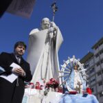 L\'ambasciatore argentino Luis Pablo Maria Beltramino in preghiera davanti al Gemelli per Papa Francesco
