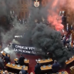 Serbia, rissa e lancio di fumogeni in parlamento a Belgrado