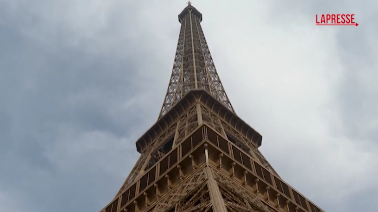 Parigi, la nuova attrazione della Torre Eiffel: una passerella sospesa nel vuoto