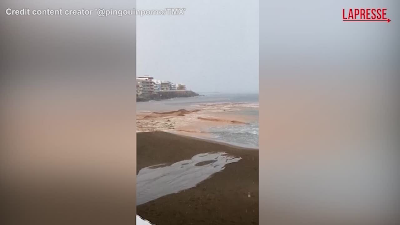 Gran Canaria, l’auto trascinata in mare: il video