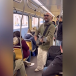 Milano, Giuliano Sangiorgi canta “Mentre tutto Scorre” in tram