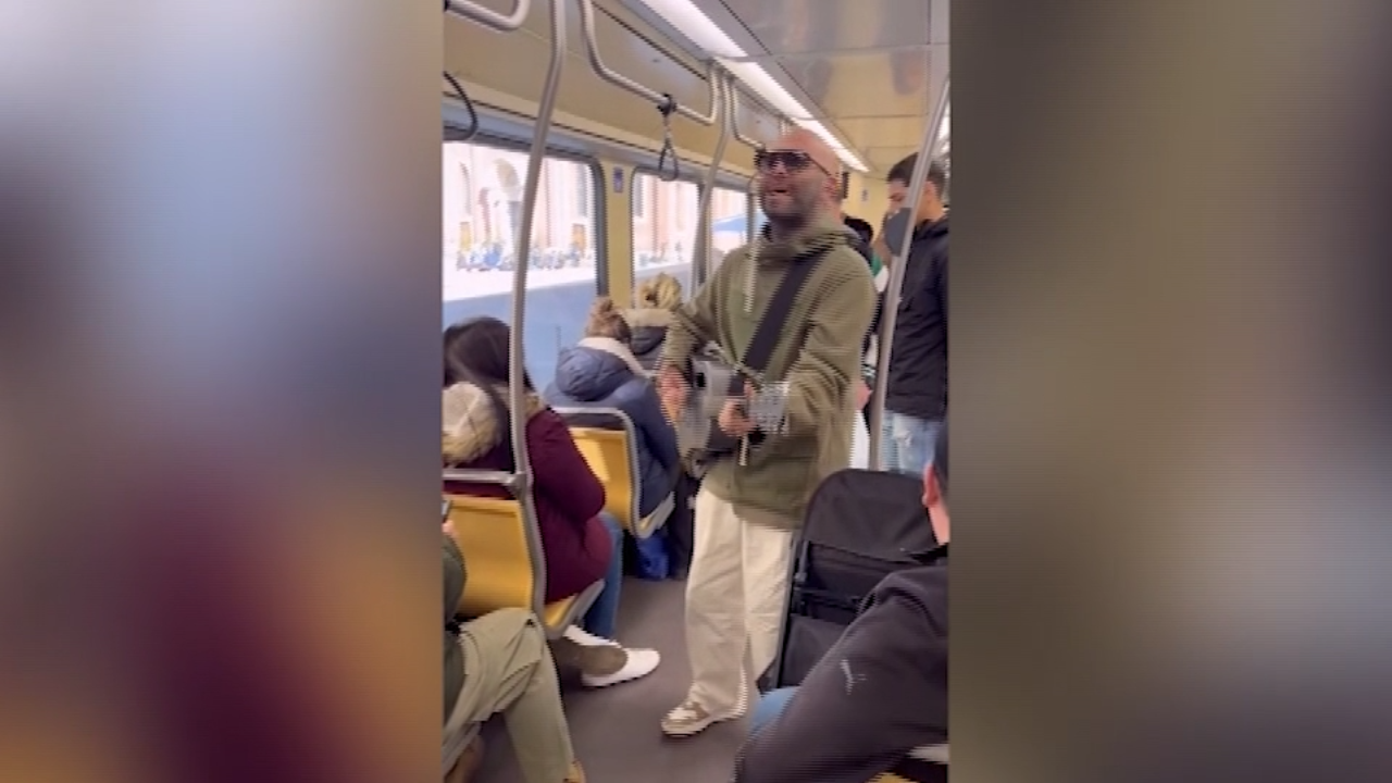 Milano, Giuliano Sangiorgi canta “Mentre tutto Scorre” in tram