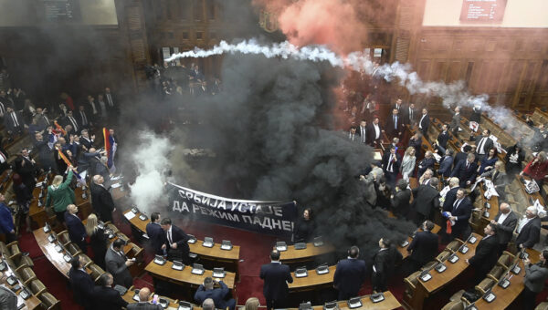 Serbia, rissa e lancio di fumogeni in parlamento a Belgrado: almeno tre feriti