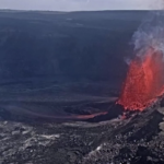 Hawaii, l’impressionante fontana di lava alta 60 metri del vulcano Kilauea