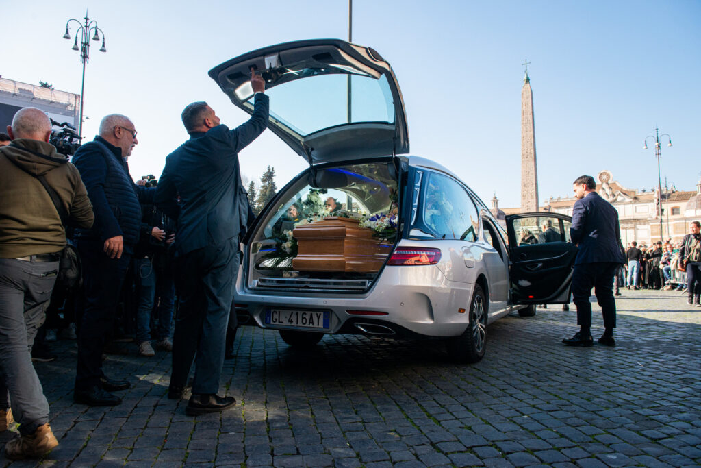 Galleria foto 'Funerali di Eleonora Giorgi a Roma: in chiesa Verdone e De Sica, la commozione dei figli' - foto 13