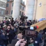 Roma, l’arrivo del feretro di Eleonora Giorgi alla Chiesa degli Artisti