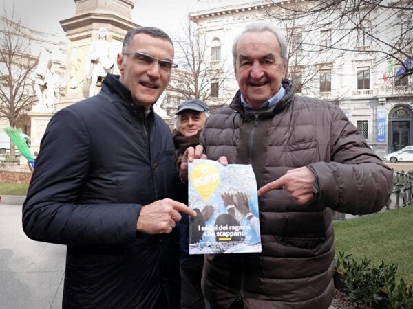 Bruno Pizzul - Vendita del giornale di strada Scarp de' Tennis in Piazza della Scala e Galleria Vittorio Emanuele