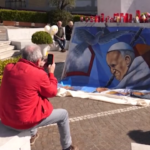 Il murale dedicato a Papa Francesco realizzato da un artista messicano di fronte al Gemelli