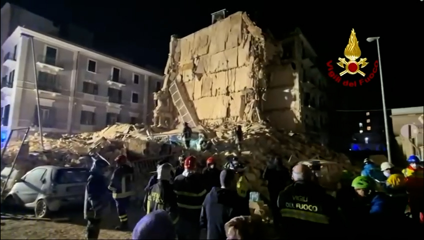 Bari, crolla palazzina: possibile donna dispersa sotto le macerie