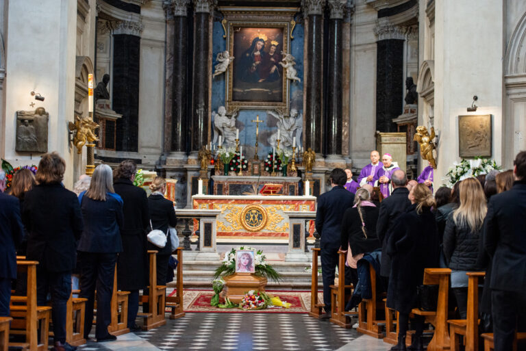 Funerali di Eleonora Giorgi a Roma: in chiesa Verdone e De Sica, la commozione dei figli