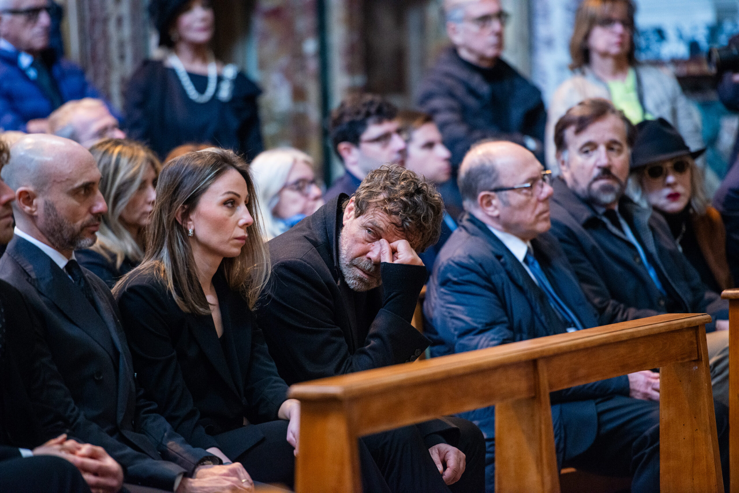 Funerali di Eleonora Giorgi a Roma: in chiesa Verdone e De Sica, la commozione dei figli