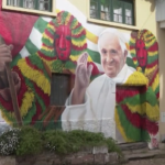 Il murale dedicato a Papa Francesco in un piccolo villaggio del Portogallo