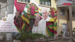 Il murale dedicato a Papa Francesco in un piccolo villaggio del Portogallo