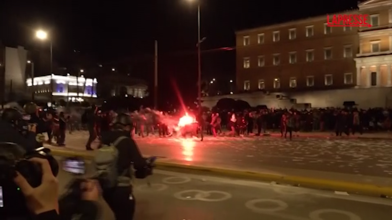 Grecia, scontri tra polizia e manifestanti ad Atene