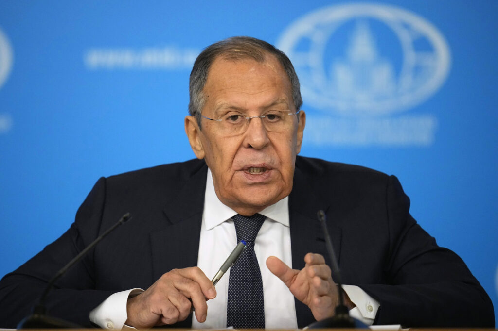 Ucraina, Lavrov: “Retorica nucleare di Macron è minaccia per la Russia