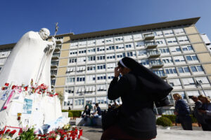 Papa Francesco, Santa Sede: “Notte tranquilla, prosegue terapie”