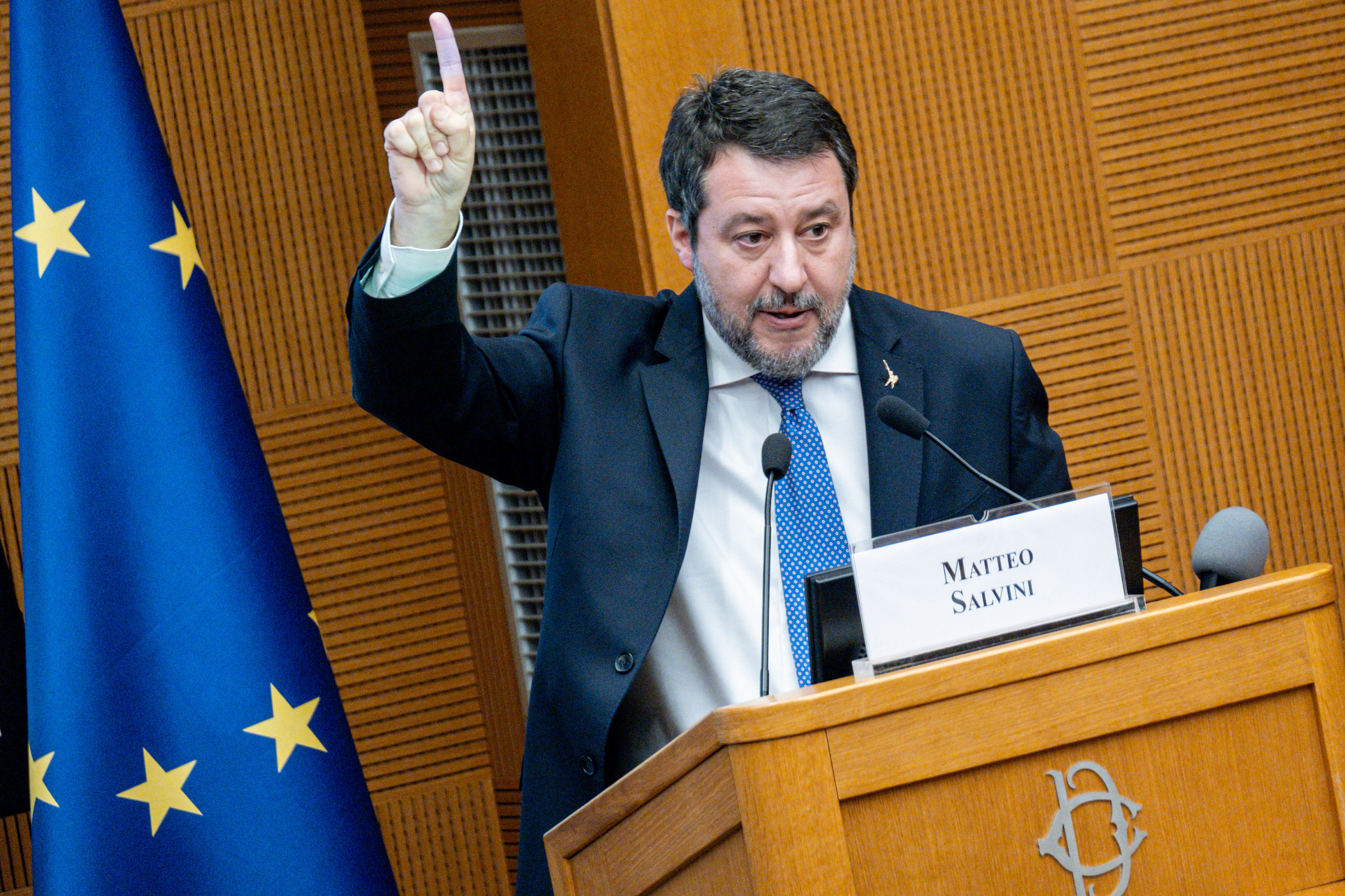 Ue, Salvini: “Italia non deve farsi trascinare, non metto mio figlio nelle mani di Macron”
