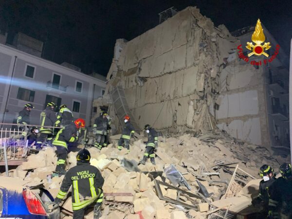 Bari, crolla palazzina: possibile donna dispersa sotto le macerie
