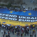 Ucraina, enorme striscione pro Kiev a Bruxelles